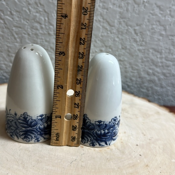 Vintage Churchill Courier and Ives Blue & White Salt and Pepper shakers - Picture 8 of 8